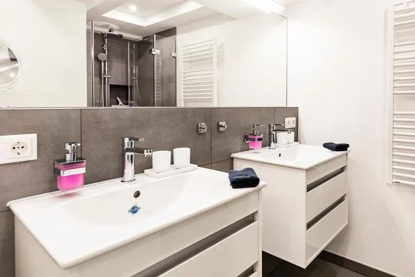 Masterbad mit Dusche und 2 Waschbecken  FeWo Dünenheide 3.4 in PRORA - 7.34