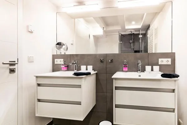 Masterbad mit Dusche und 2 Waschbecken  FeWo Dünenheide 3.4 in PRORA - 7.34