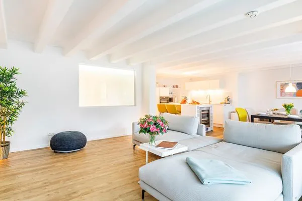 Wohn/Essbereich: Sofa, Sitzbereich, Essbereich, TV Flachbild, Zugang zum Balkon, Loungemöbel auf dem Balkon  FeWo Sunny in PRORA - 4.06