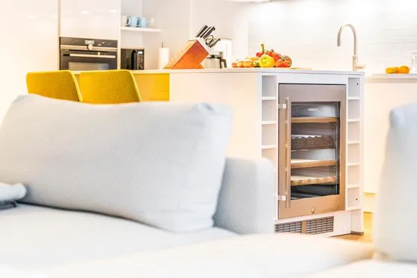 Wohn/Essbereich: Sofa, Sitzbereich, Essbereich, TV Flachbild, Zugang zum Balkon, Loungemöbel auf dem Balkon  FeWo Sunny in PRORA - 4.06