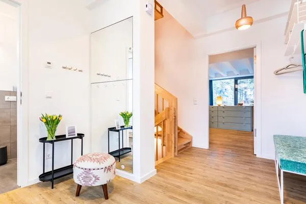 Schlafzimmer 2 (Landseite): Boxspringbett (180x200), Sideboard, Garderobenständer, TV-Flachbild, Gardinen  FeWo Sunny in PRORA - 4.06