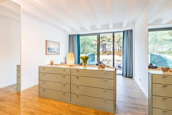 Schlafzimmer 1 (Seeseite): Boxspringbett (180x200), Kleiderschrank, Sideboard, TV- Flachbild, Gardinen, Zugang zur Terra  FeWo Sunny in PRORA - 4.06