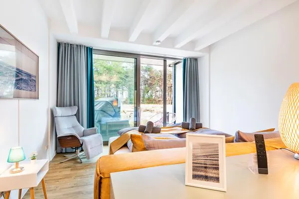 Schlafzimmer 1 (Seeseite): Boxspringbett (180x200), Kleiderschrank, Sideboard, TV- Flachbild, Gardinen, Zugang zur Terra  FeWo Sunny in PRORA - 4.06