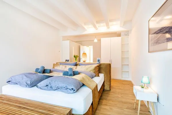 Schlafzimmer 1 (Seeseite): Boxspringbett (180x200), Kleiderschrank, Sideboard, TV- Flachbild, Gardinen, Zugang zur Terra  FeWo Sunny in PRORA - 4.06