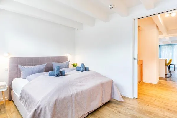 Schlafzimmer 2 (Landseite): Boxspringbett (180x200), Sideboard, Garderobenständer, TV-Flachbild, Gardinen  FeWo Sunny in PRORA - 4.06