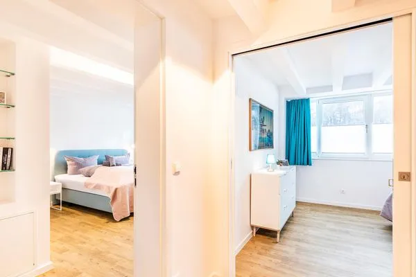 Schlafzimmer 2 (Landseite): Boxspringbett (180x200), Sideboard, Garderobenständer, TV-Flachbild, Gardinen  FeWo Sunny in PRORA - 4.06