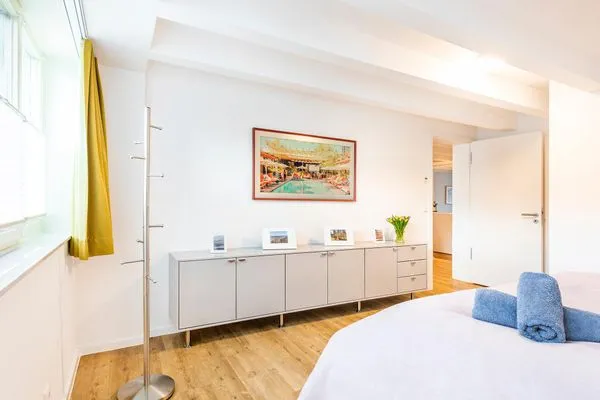 Schlafzimmer 3 (Landseite: Boxspringbett(180x200), Sideboard, TV-Flachbild, Gardinen  FeWo Sunny in PRORA - 4.06