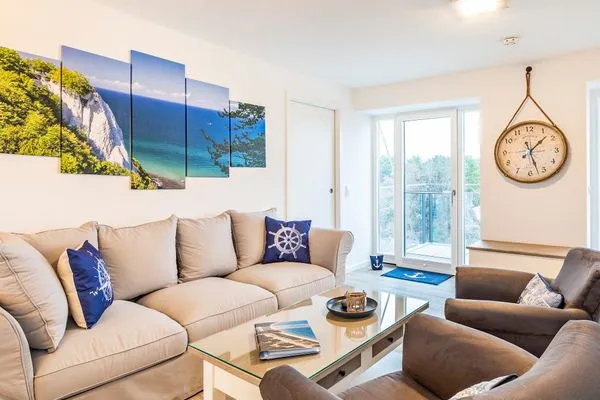 Wohn-/Essbereich: Sofa, Smart-TV, Essbereich, Treppenaufgang zur Dachterrasse, Zugang zum Balkon  FeWo Kingfisher Dachterrasse in PRORA - 2.51