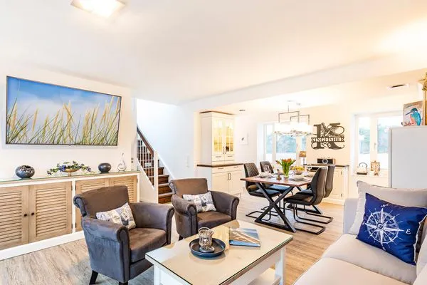 Wohn-/Essbereich: Sofa, Smart-TV, Essbereich, Treppenaufgang zur Dachterrasse, Zugang zum Balkon  FeWo Kingfisher Dachterrasse in PRORA - 2.51