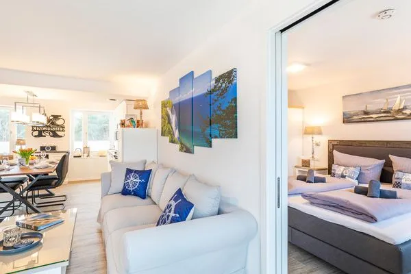 Wohn-/Essbereich: Sofa, Smart-TV, Essbereich, Treppenaufgang zur Dachterrasse, Zugang zum Balkon  FeWo Kingfisher Dachterrasse in PRORA - 2.51