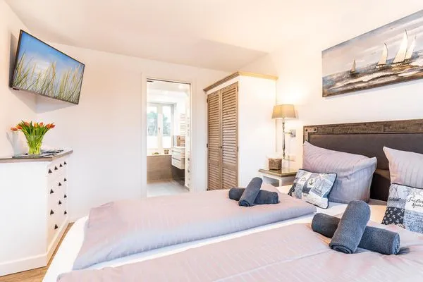 Schlafzimmer 1: Doppelbett (180 x 200), Kleiderschrank, Smart-TV  FeWo Kingfisher Dachterrasse in PRORA - 2.51