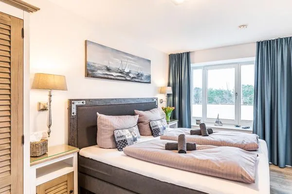 Schlafzimmer 1: Doppelbett (180 x 200), Kleiderschrank, Smart-TV  FeWo Kingfisher Dachterrasse in PRORA - 2.51