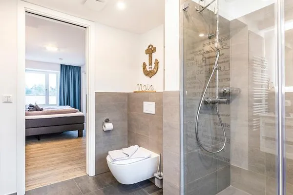 Badezimmer 1: Regendusche, WC, Haartrockner  FeWo Kingfisher Dachterrasse in PRORA - 2.51