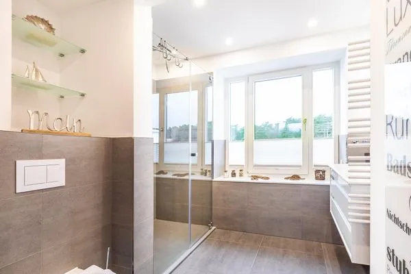 Badezimmer 1: Regendusche, WC, Haartrockner  FeWo Kingfisher Dachterrasse in PRORA - 2.51