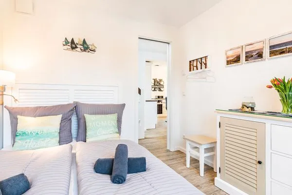 Schlafzimmer 2: Doppelbett (140x200), Sideboard, Smart-TV  FeWo Kingfisher Dachterrasse in PRORA - 2.51