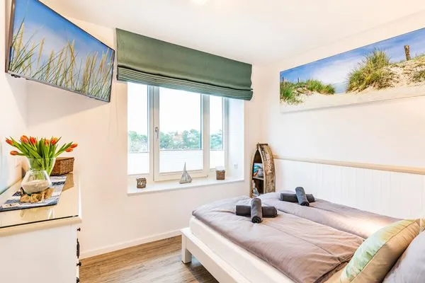 Schlafzimmer 2: Doppelbett (140x200), Sideboard, Smart-TV  FeWo Kingfisher Dachterrasse in PRORA - 2.51