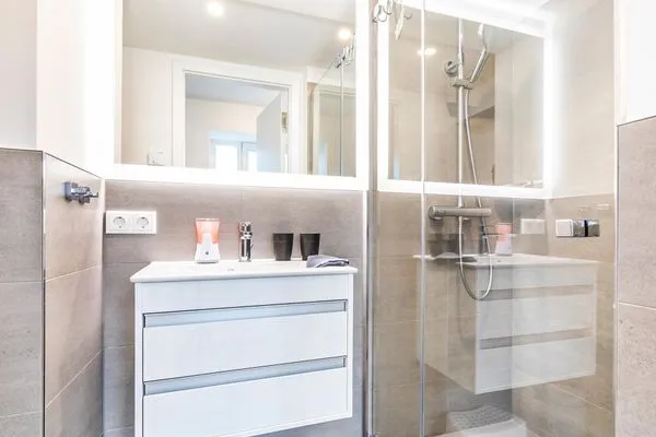 Badezimmer 2: Regendusche, WC, Haartrockner  FeWo Kingfisher Dachterrasse in PRORA - 2.51