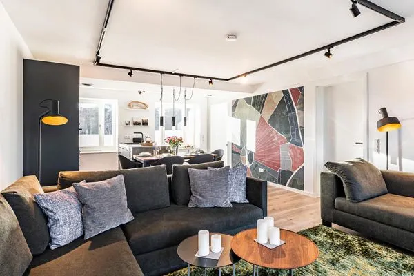 Wohn-/Essbereich: Couchgruppe mit Tisch, Smart-TV, Essbereich, Zugang zum Balkon mit Tisch und Stühlen (Seeseite), Sonne  FeWo Hideaway in PRORA - 2.45