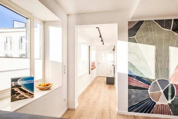 Wohn-/Essbereich: Couchgruppe mit Tisch, Smart-TV, Essbereich, Zugang zum Balkon mit Tisch und Stühlen (Seeseite), Sonne  FeWo Hideaway in PRORA - 2.45