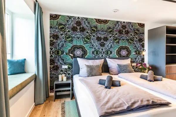 Schlafzimmer 1: Doppelbett (180x200), Kleiderschrank, Smart-TV  FeWo Hideaway in PRORA - 2.45