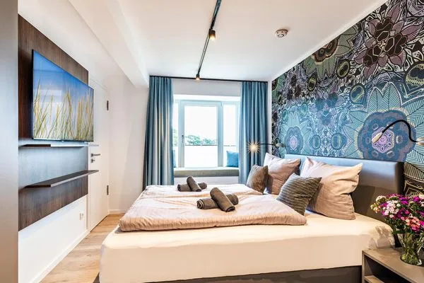 Schlafzimmer 1: Doppelbett (180x200), Kleiderschrank, Smart-TV  FeWo Hideaway in PRORA - 2.45