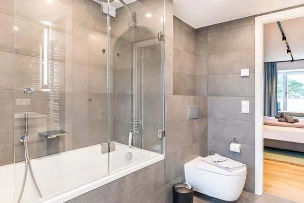 Badezimmer 1: Badewanne, WC, Waschbecken, Haartrockner  FeWo Hideaway in PRORA - 2.45