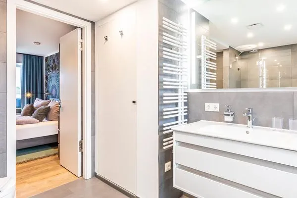 Badezimmer 2: Regendusche, WC, Waschbecken, Haartrockner  FeWo Hideaway in PRORA - 2.45