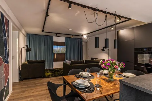 Wohn-/Essbereich: Couchgruppe mit Tisch, Smart-TV, Essbereich, Zugang zum Balkon mit Tisch und Stühlen (Seeseite), Sonn  FeWo Hideaway in PRORA - 2.45