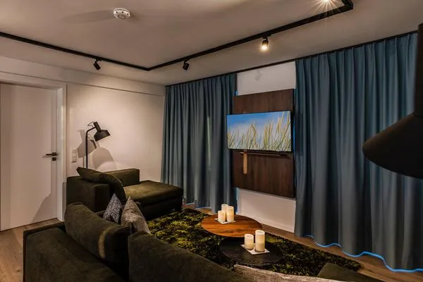 Wohn-/Essbereich: Couchgruppe mit Tisch, Smart-TV, Essbereich, Zugang zum Balkon mit Tisch und Stühlen (Seeseite), Sonn  FeWo Hideaway in PRORA - 2.45