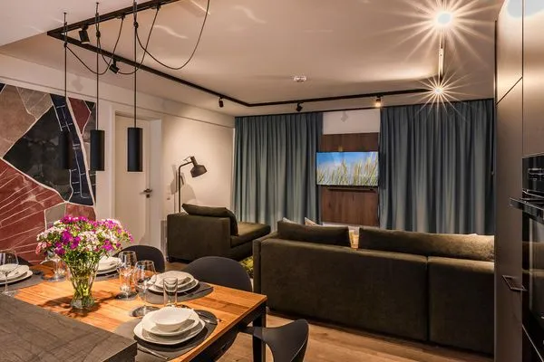 Wohn-/Essbereich: Couchgruppe mit Tisch, Smart-TV, Essbereich, Zugang zum Balkon mit Tisch und Stühlen (Seeseite), Sonn  FeWo Hideaway in PRORA - 2.45