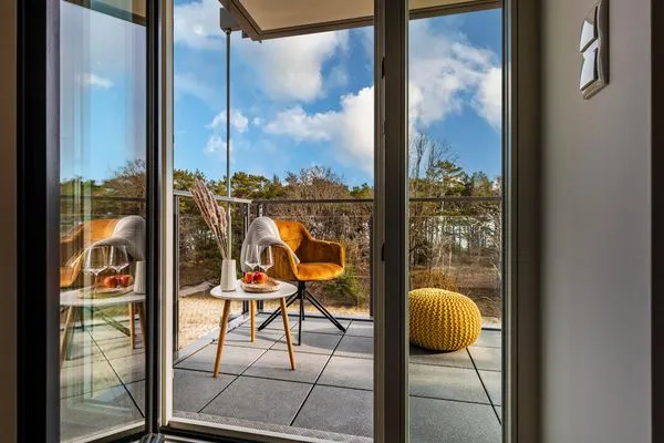 Balkon mit Tisch und Sitzmöglichkeit, Blick Richtung Meer  FeWo Baltic Sunrise in PRORA - 3.33