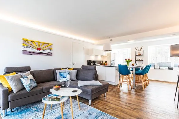 Wohnzimmer: Schlafsofa, TV, Zugang zum Balkon  FeWo Baltic Sunrise in PRORA - 3.33