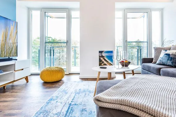 Wohnzimmer: Schlafsofa, TV, Zugang zum Balkon  FeWo Baltic Sunrise in PRORA - 3.33