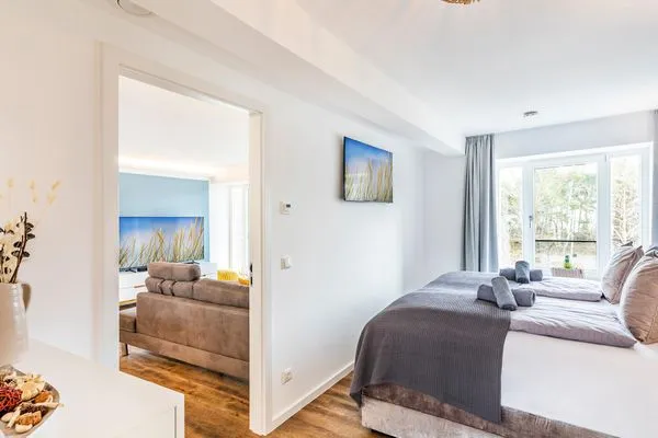 Schlafzimmer 1: Doppelbett (200x200), TV  FeWo Baltic Sunrise in PRORA - 3.33