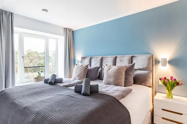 Schlafzimmer 1: Doppelbett (200x200), TV  FeWo Baltic Sunrise in PRORA - 3.33