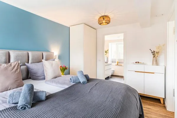 Schlafzimmer 1: Doppelbett (200x200), TV  FeWo Baltic Sunrise in PRORA - 3.33