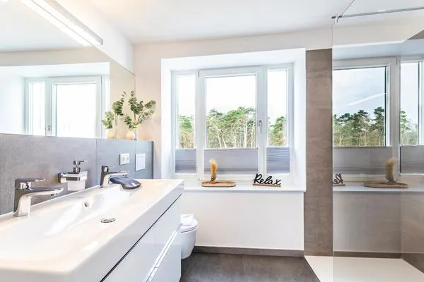 Badezimmer 1: Regendusche, WC, Haartrockner  FeWo Baltic Sunrise in PRORA - 3.33