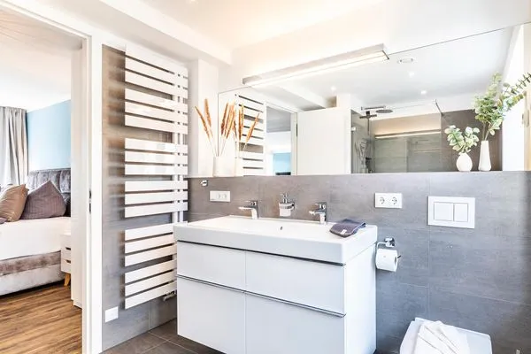 Badezimmer 1: Regendusche, WC, Haartrockner  FeWo Baltic Sunrise in PRORA - 3.33