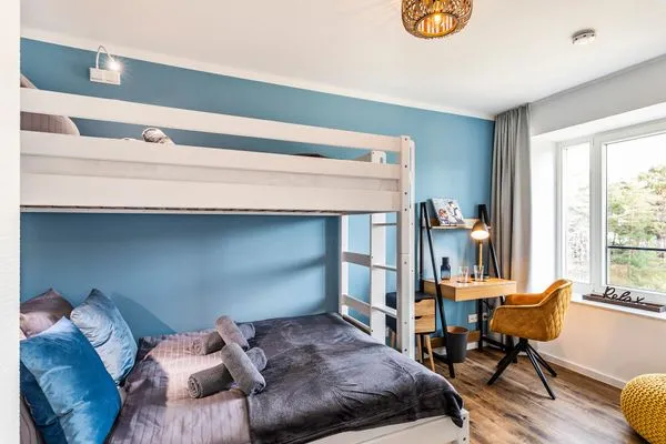 Schlafzimmer 2: Etagenbett (140x200) / (90x200), TV  FeWo Baltic Sunrise in PRORA - 3.33