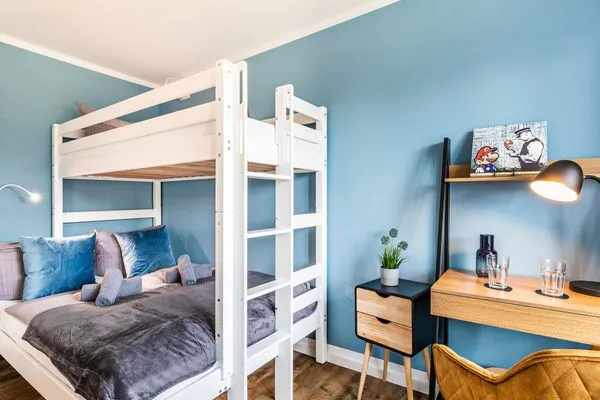 Schlafzimmer 2: Etagenbett (140x200) / (90x200), TV  FeWo Baltic Sunrise in PRORA - 3.33