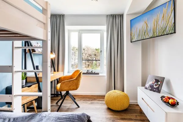 Schlafzimmer 2: Etagenbett (140x200) / (90x200), TV  FeWo Baltic Sunrise in PRORA - 3.33