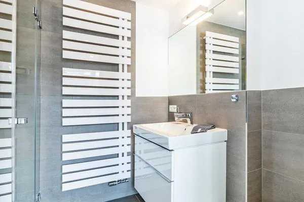 Badezimmer 2: Regendusche, WC, Haartrockner  FeWo Baltic Sunrise in PRORA - 3.33