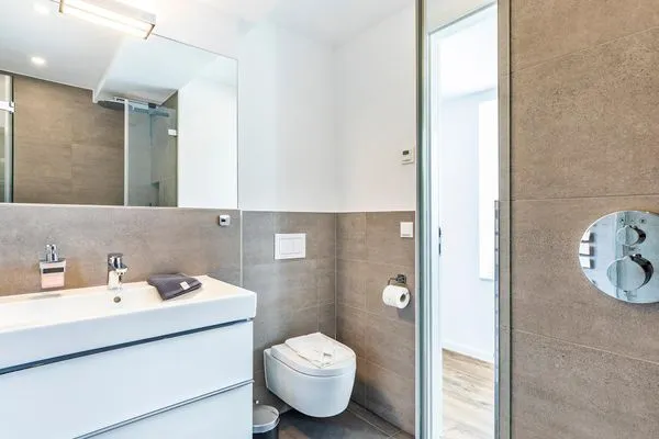 Badezimmer 2: Regendusche, WC, Haartrockner  FeWo Baltic Sunrise in PRORA - 3.33