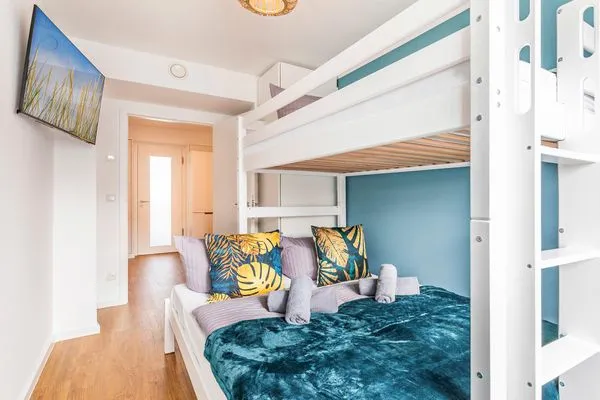 Schlafzimmer 2: Etagenbett (140x200) / (90x200), TV  FeWo Baltic Sunset in PRORA - 3.34