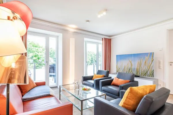 Wohnzimmer: Sitzgruppe mit Couchtisch, LED-Flachfernseher, WLAN, Kabel  FeWo Seeadler in PRORA - 2.11