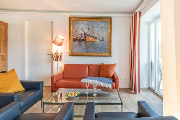 Wohnzimmer: Sitzgruppe mit Couchtisch, LED-Flachfernseher, WLAN, Kabel  FeWo Seeadler in PRORA - 2.11