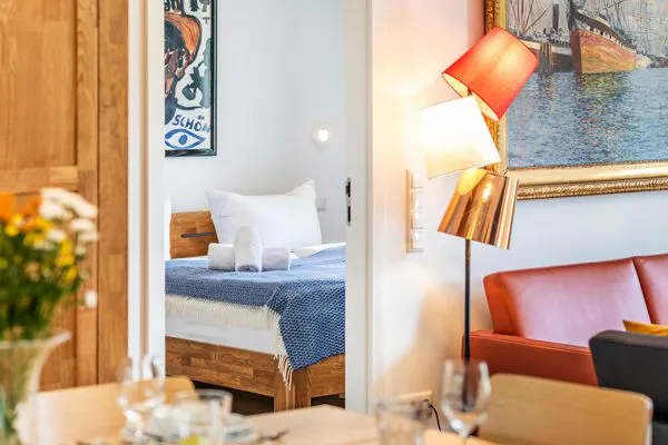 Wohnzimmer: Sitzgruppe mit Couchtisch, LED-Flachfernseher, WLAN, Kabel  FeWo Seeadler in PRORA - 2.11