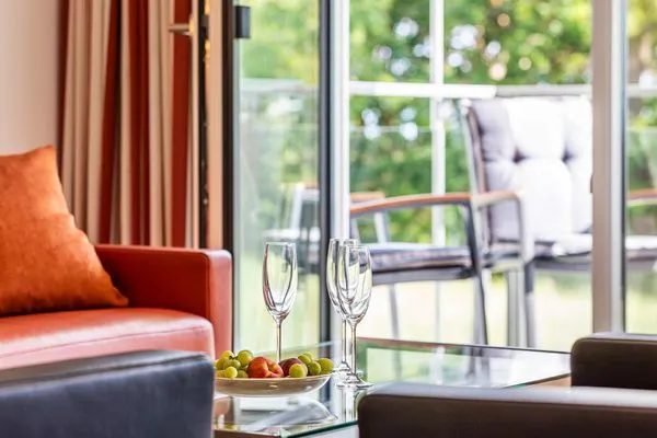 Wohnzimmer: Sitzgruppe mit Couchtisch, LED-Flachfernseher, WLAN, Kabel  FeWo Seeadler in PRORA - 2.11