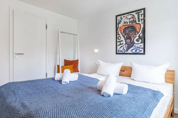 Schlafzimmer 1: 1 Doppelbett (180x200), Plissees und Gardinen, LED-Flachfernseher  FeWo Seeadler in PRORA - 2.11