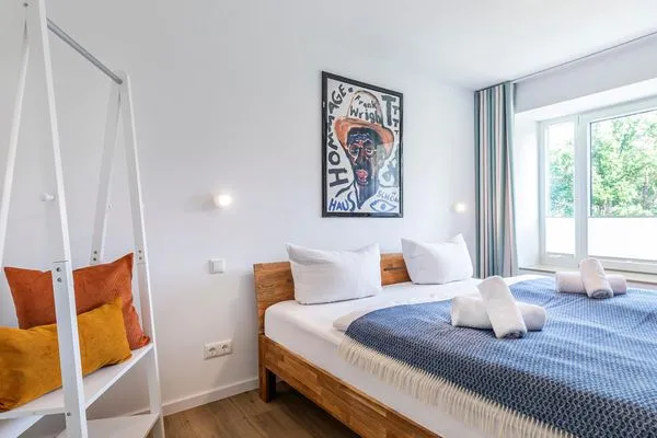 Schlafzimmer 1: 1 Doppelbett (180x200), Plissees und Gardinen, LED-Flachfernseher  FeWo Seeadler in PRORA - 2.11